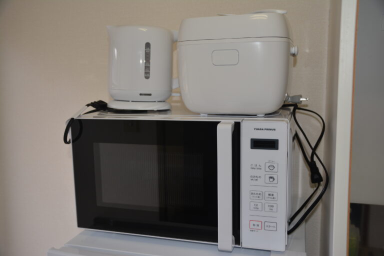 壱番館の炊飯器と電子レンジ